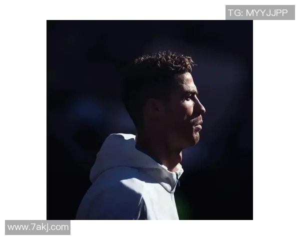 昔日足球明星的落寞瞬间展现男士头像的孤独与坚韧