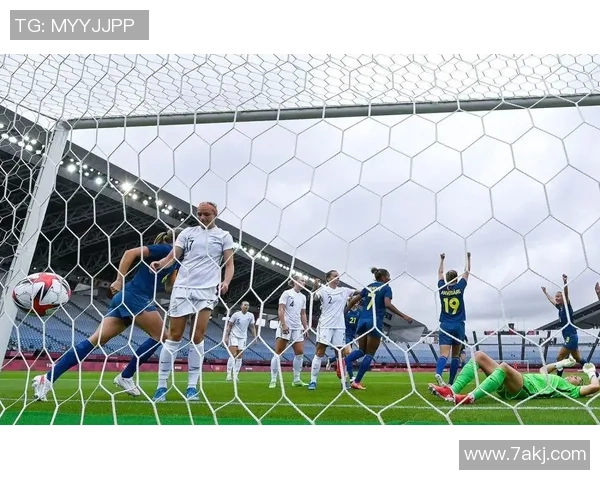 防晒头罩引领搞怪潮流足球明星们的夏日新风尚